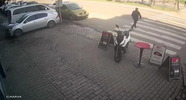 Yolun Karşısına Geçen Yaşlı Adama Otomobil Çarptı