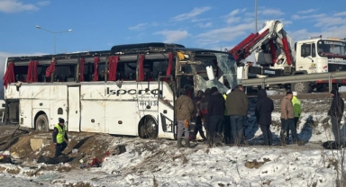 Yolcu Otobüsü Şarampole Devrildi:1 Ölü,25 Yaralı