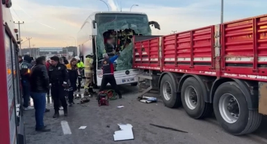 Yolcu Otobüsü Tıra Çarptı:14 Yaralı
