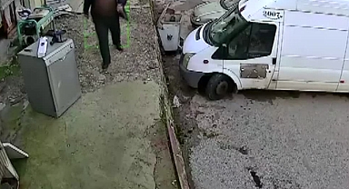 1 Metre Yükseklikten Beton Zemine Düştü
