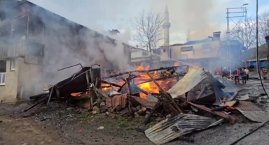 4 Ev İle Cami ve Lojmanı Yandı