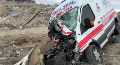Ambulans İle Kamyonet Çarpıştı:6 Yaralı