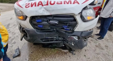 Ambulans İle Otomobil Çarpıştı:2 Yaralı