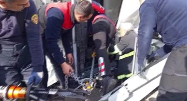 Bariyerlere Çarpıp Devrildi, Sürücü Öldü