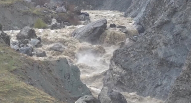 Hakkari'de Şiddetli Rüzgar ve Sel Hayatı Felç Etti