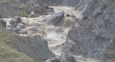 Hakkari'de Şiddetli Rüzgar ve Sel Hayatı Felç Etti