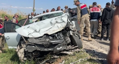 İki Otomobil Çarpıştı:3 Ölü,2 Yaralı