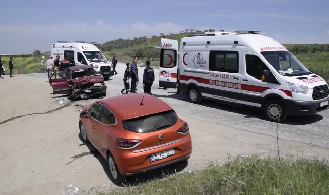 İki Otomobil Çarpıştı:4 Yaralı