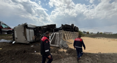 Kamyon Devrildi,Sürücü Yaralandı