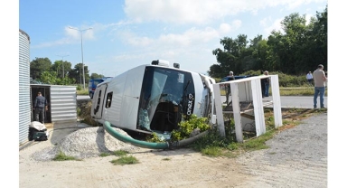 Kontrolden Çıktı, Yol Kenarına Devrildi:19 Turist Yaralı