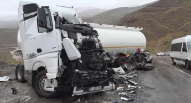 Otobüs İle Yakıt Tankeri Çarpıştı:8 Yaralı