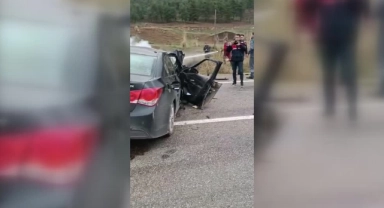 Otomobil İle Hafif Ticari Araç Çarpıştı:2 Ölü,2 Yaralı