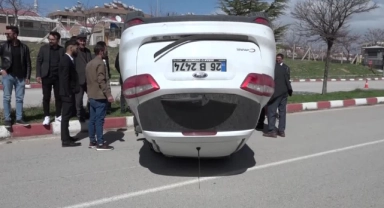 Otomobil İle Hafif Ticari Araç Çarpıştı:5 Yaralı