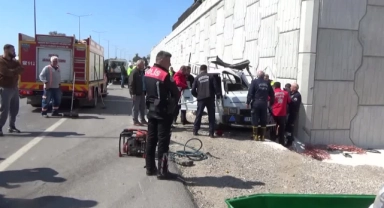 Otomobil Kamyonete Arkadan Çarptı:1 Ölü,3 Yaralı