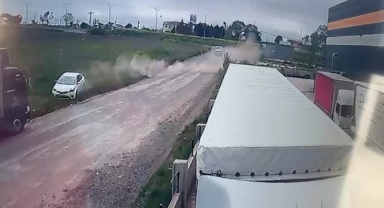 Otomobil Park Halindeki Kamyona Çarptı