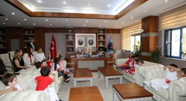 Özkan, Koltuğunu Çocuklara Bıraktı
