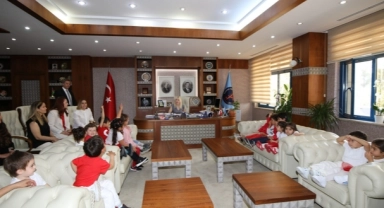 Özkan, Koltuğunu Çocuklara Bıraktı