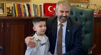 Şarkılarıyla Dikkat Çekmişti, Hediye Verildi