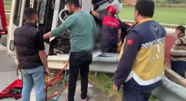 Tır Devrildi,Sürücü Öldü