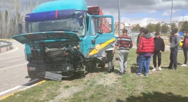 Tır İle Hafif Ticari Araç Çarpıştı:4 Yaralı