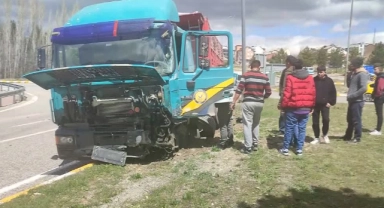 Tır İle Hafif Ticari Araç Çarpıştı:4 Yaralı