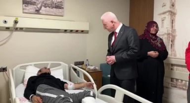 Vali Gül'den Depremde Yaralanan Vatandaşlara Ziyaret