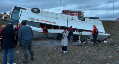 Yolcu Otobüsü Devrildi:2 Ölü,23 Yaralı