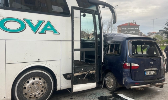 Yolcu Otobüsü Hafif Ticari Araçla Çarpıştı:1 Ölü