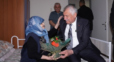 Başkan Karalar, Huzurevi Sakinlerinin Anneler Günü’nü Kutladı, Çiçek Verdi