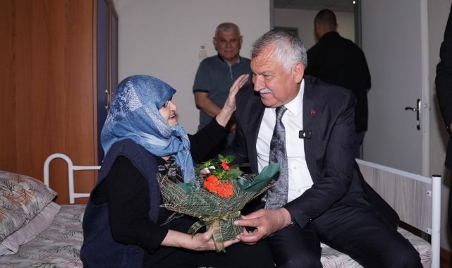 Başkan Karalar, Huzurevi Sakinlerinin Anneler Günü’nü Kutladı, Çiçek Verdi
