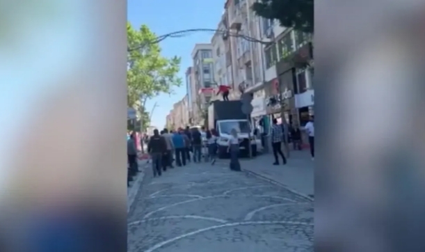 Gösteri Uçuşu Yapan Paramotor Kamyonetin Üzerine Düştü