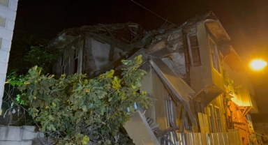 İki Katlı Metruk Bina Çöktü