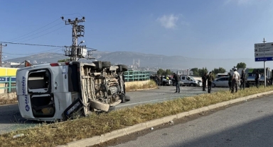 İşçi Servisi Otomobille Çarpıştı:12 Yaralı
