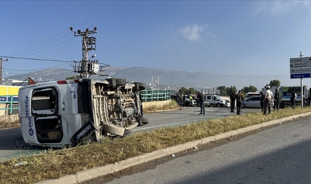 İşçi Servisi Otomobille Çarpıştı:12 Yaralı