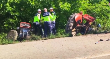 Minibüs Traktörle Çarpıştı, Sürücü Öldü