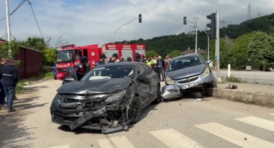 Otomobiller Çarpıştı:4 Yaralı