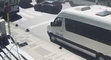 Servis Aracı Çiçekçilerin Arasına Daldı:1 Ölü