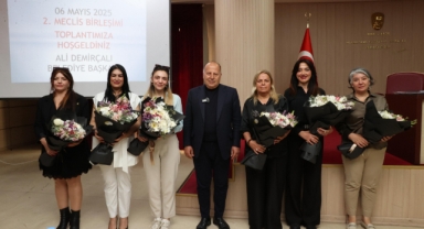 Yüreğir Belediyesi Meclis Toplantısında ''Anneler Günü'' Sürprizi:Kadınlar Unutulmadı