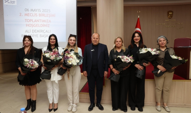 Yüreğir Belediyesi Meclis Toplantısında ''Anneler Günü'' Sürprizi:Kadınlar Unutulmadı