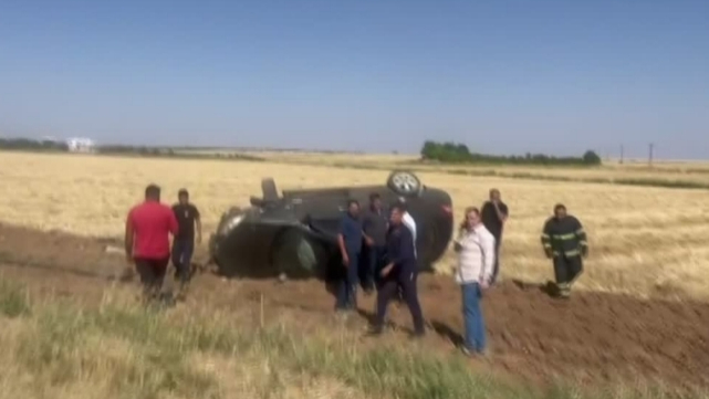 Otomobil Tarlaya Devrildi,Baba ve Kızı Yaralandı