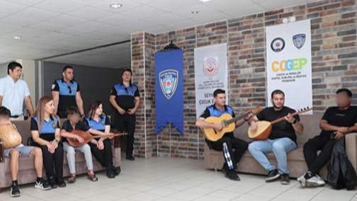 Polislerin Desteğiyle Bağlama Çalmayı Öğrenecekler