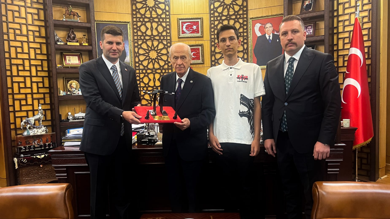 TÜRKHAN İHA Prototipi Devlet Bahçeli’ye Takdim Edildi