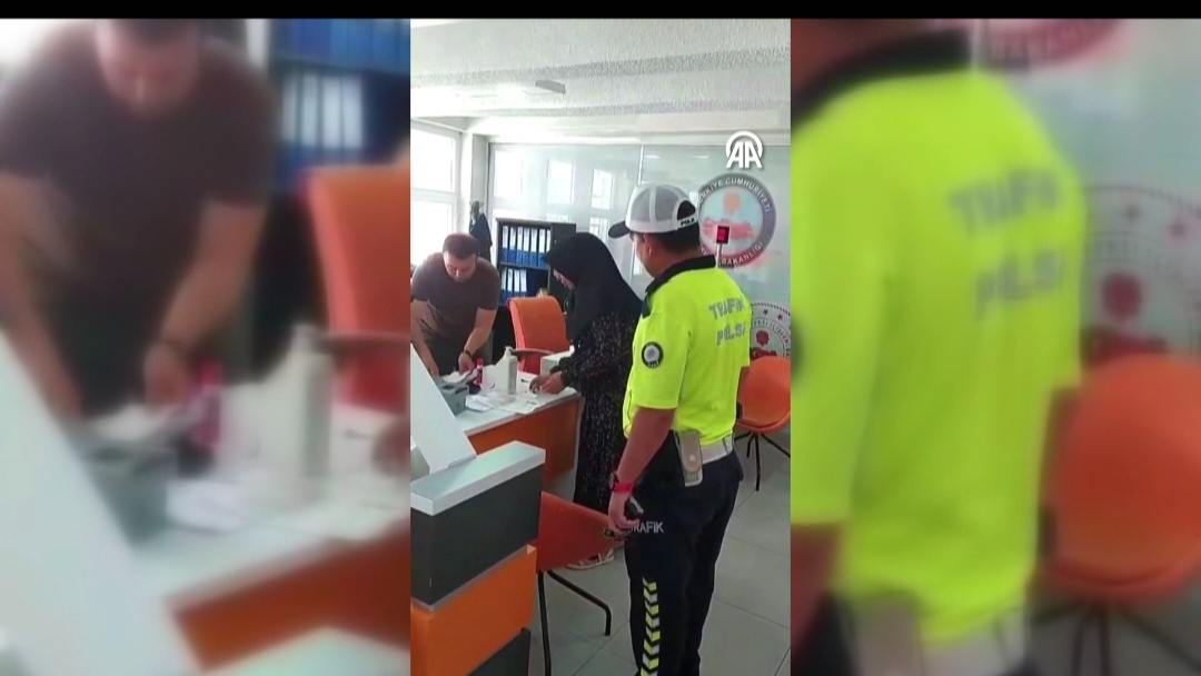 Sınava Geç Kalacaklardı, Yardımlarına Polisler Yetişti!