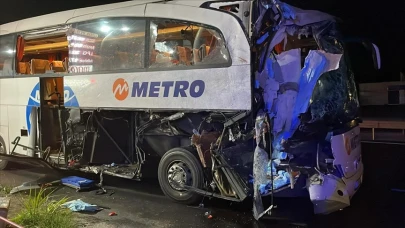 Yolcu Otobüsü Tıra Çarptı:12 Yaralı