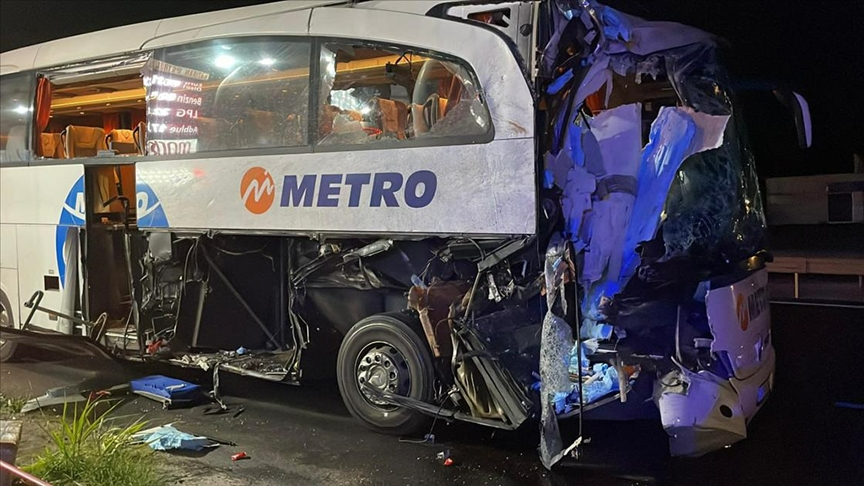 Yolcu Otobüsü Tıra Çarptı:12 Yaralı