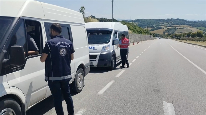 Bakan Yerlikaya Duyurdu:15 Göçmen Kaçakçısı,446 Düzensiz Göçmen Yakalandı