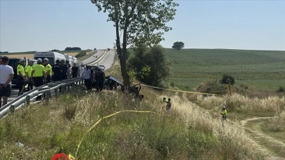 Bariyerleri Aşıp Ağaca Çarptı:5 Ölü