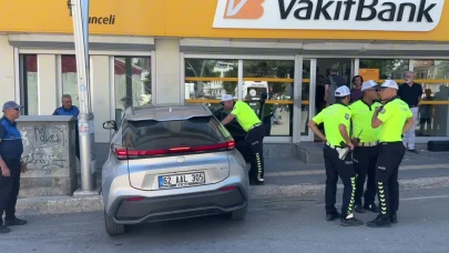 Şubenin Önünde Oturuyordu! Otomobil Güvenlik Görevlisine Çarptı