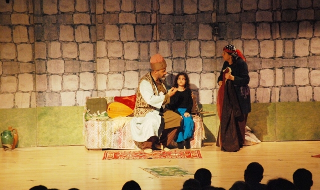 Dost Oyuncular Kadirli’de Pir Sultan Abdal’ı Oynadı