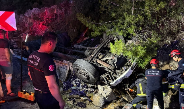 Kamyon Şarampole Devrildi,Sürücü Öldü